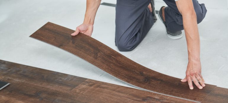Laying vinyl floor planks